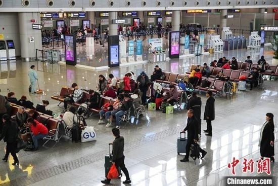 资料图：旅客在航站楼候机。中新社记者 瞿宏伦 摄