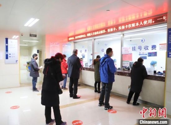 江苏省中西医结合医院挂号处。　陈浩 摄