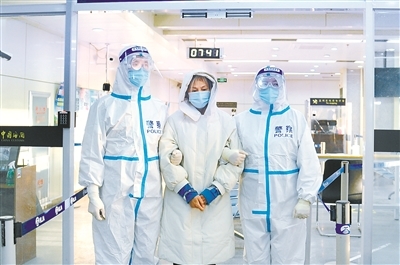 2021年12月1日，在中央反腐败协调小组国际追逃追赃工作办公室统筹协调下，经公安部和黑龙江省监察机关、公安机关与塞尔维亚执法机关密切合作，“红通人员”、外逃涉腐洗钱犯罪嫌疑人范继萍被引渡回国。（资料图片）
